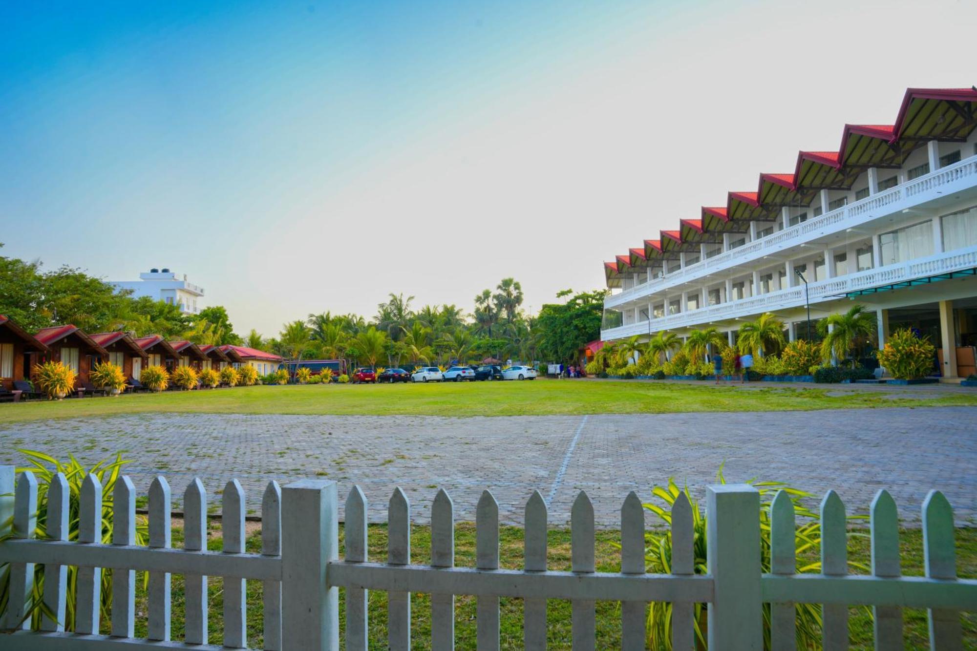 Jkab Beach Resort Trincomalee Eksteriør bilde